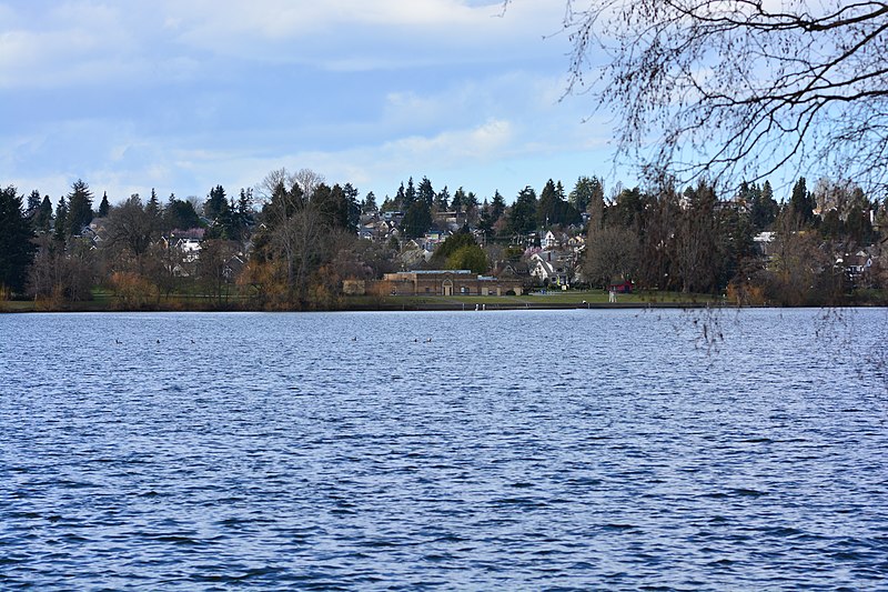 File:Seattle - Bathhouse Theater from across Green Lake 01.jpg