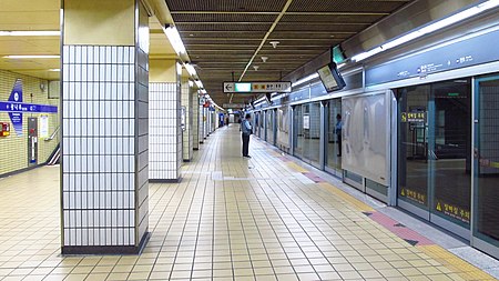 Seoul metro 546 Gwangnaru station platform 20180914 112002