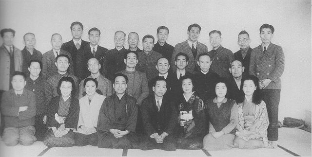 結成当時の松竹新喜劇のメンバー。後列左から5人目が寛美 Wikipediaより