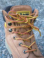 Mountain boot with 6 eyelets, 4 hooks, followed by 2 additional eyelets