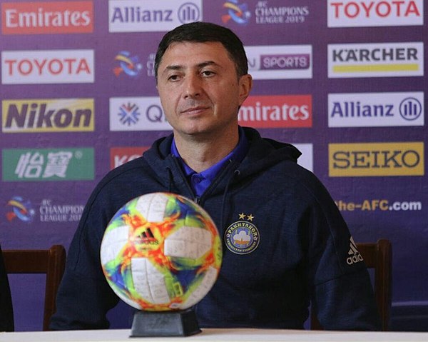 Arveladze as manager of Pakhtakor in 2019