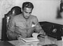 Shri C.D. Hindiston hukumati moliya vaziri Deshmux 1954 yil 27 fevralda Nyu-Dehlida parlamentga taqdimotidan oldin 1954-55 yillardagi byudjetni ko'rib chiqdi.