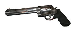 Een revolver met kamers voor een krachtige cartridge heeft een krachtige terugslag en springt, zonder mondingsrem, 45 graden of meer.