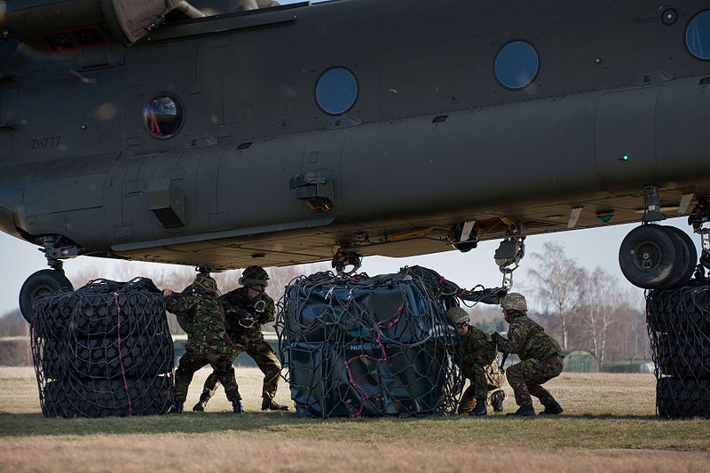 File:Soldiers Unhooking Cargo from Chinook Helicopter MOD 45155096.jpg