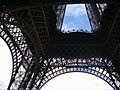Sous la tour Eiffel (1er étage).JPG