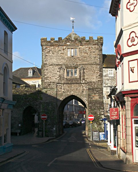 File:Southgate Arch - geograph.org.uk - 327786.jpg