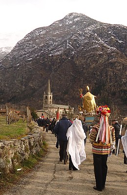 Spadonaro di Venaus scorta la statua del patrono San Biagio durante la processione