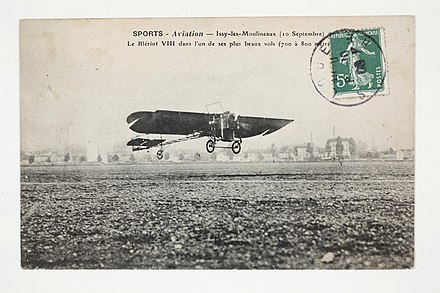 The Blériot VIII with wingtip ailerons in 1908, deflected for a slight right bank