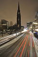 Der Turm von St. Nikolai vom Fußgängerüberweg über die Willy-Brandt (ex Ost-West) Straße aus.