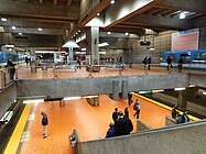 Lionel-Groulx, Montreal: bahnsteiggleicher Umstieg zwischen Ligne verte und Ligne orange mit Halt der Züge derselben Linie übereinander