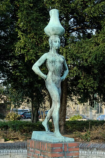 File:Statue "Die Nubierin" in Duesseldorf-Pempelfort, von Suedwesten.jpg