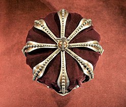 Coroana de Oțel a României înfățișată la înmormântarea regelui Mihai I (1)