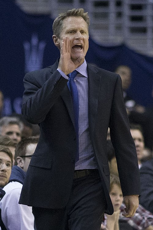 Kerr coaching the Warriors in 2015
