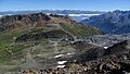 Blick auf den Gipfel und noch höhere Berge in den nördlichen Ortler-Alpen, auch ins Tal