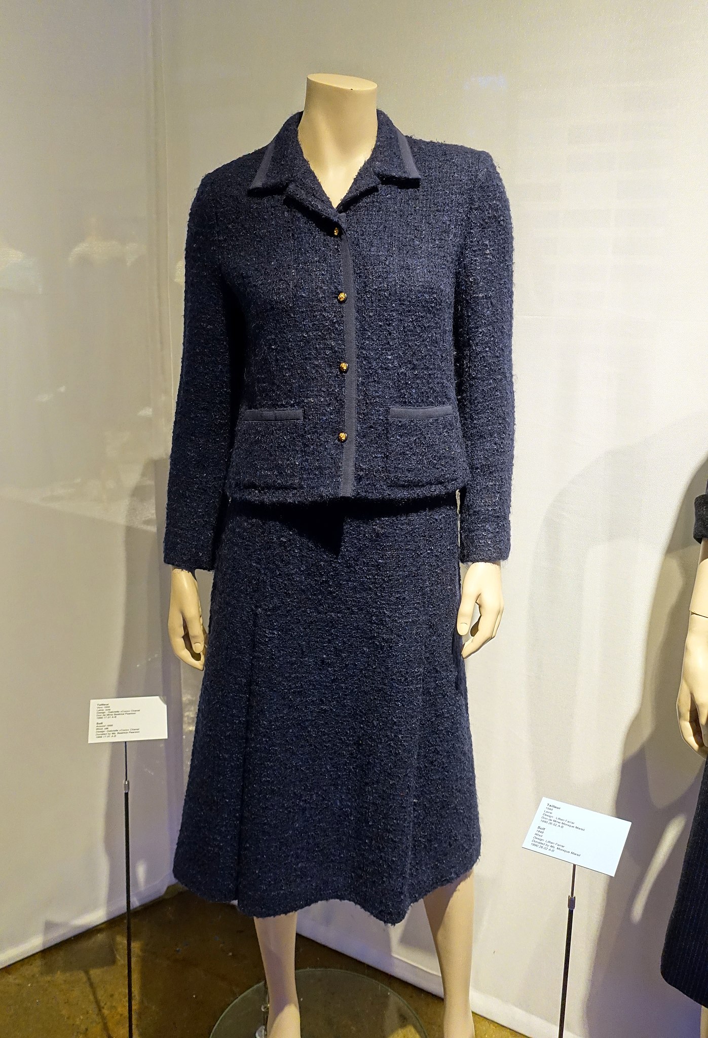 File:Suit by Coco Chanel, c. 1955, wool, silk - Musée de la mode -  Montreal, Canada - DSC07028.jpg - Wikimedia Commons