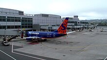 Terminal Internacional A y un Boeing 737-700 de Sun Country Airlines visto en la mañana.