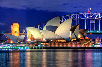 Vue nocturne de l'opéra de Sydney avec à l'arrière-plan le Harbour Bridge (Australie). (définition réelle 1 500 × 994*)