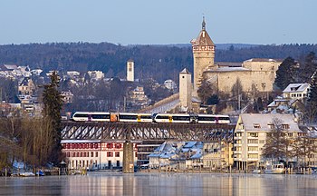 Twee GTW 2/6 van Thurbo op de Rijnbrug Feuerthalen bij Schaffhausen, op de achtergrond de Munot