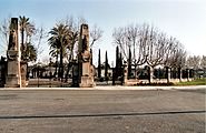 *1775. En un lloc conegut com, La Llacuna, en el poble veí de St. Martí de Provençals, el Bisbe Josep Climen inicia les obres d'un cementiri que serà conegut com del Est. Per a accedi-hi, s'obra una porta en la muralla de Barcelona i un camí, el Camí del Cementiri.*1808. Guerra del Frances. Per a poder controlar La Ciutadella militar edificada a l'interior de Barcelona, el General frances Duhesme mana enderrocar el cementiri.