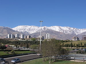 la montaro Elbrus en la nordo de Teherano