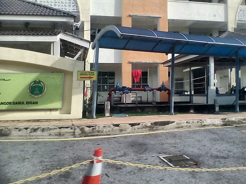 File:Tempat letak kereta di Sekolah Rendah Agama Kota Damansara 5.jpg