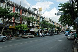 Bang Khun Non-Road, jalan utama kecamatan