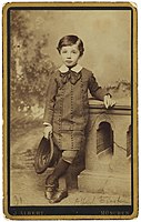 Albert Einstein etwa fünfjährig, zirka 1884, Porträtfotografie: Joseph Albert