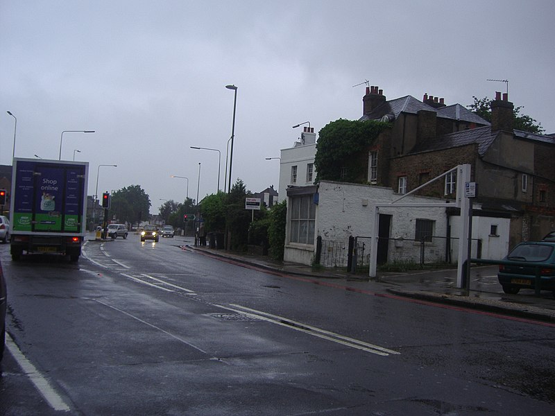 File:The Burroughs, Hendon - geograph.org.uk - 2215731.jpg