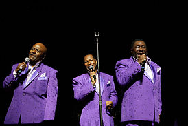 The O’Jays (Walter Williams, Eric Grant и Eddie Levert) выступают в Arie Crown Theater в Чикаго а апреле 2010 г.