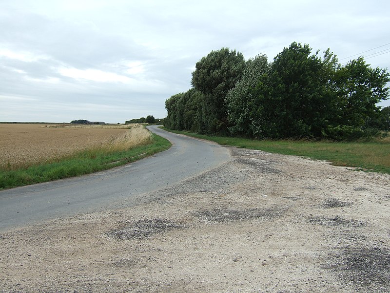 File:The final bend on Marsh Road - geograph.org.uk - 1999467.jpg