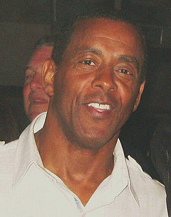 A picture of Tony Dorsett on a phone.