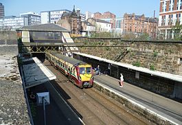 Trajno alvenante en Glasgow High Street.JPG