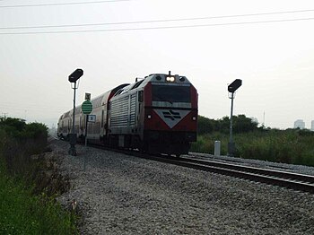 רכבת חולפת על פני סימנור במסילת הירקון