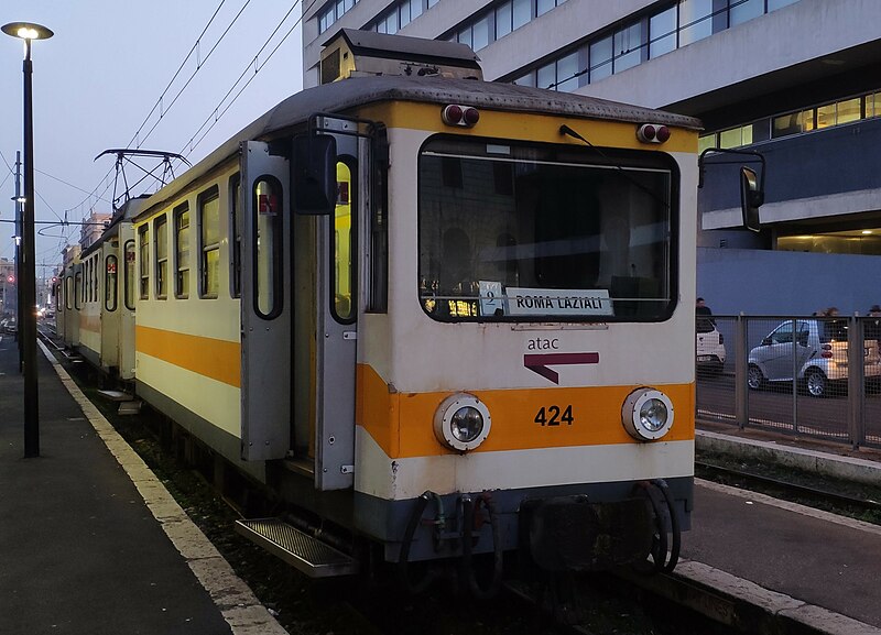 File:Train in Roma Termini Laziali.jpg