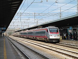 Высокоскоростной поезд Frecciargento на станции Бари-Центральный