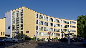 Humboldt-Gymnasium an der Einmündung der Augustinerstraße in die damalige Hindenburgstraße