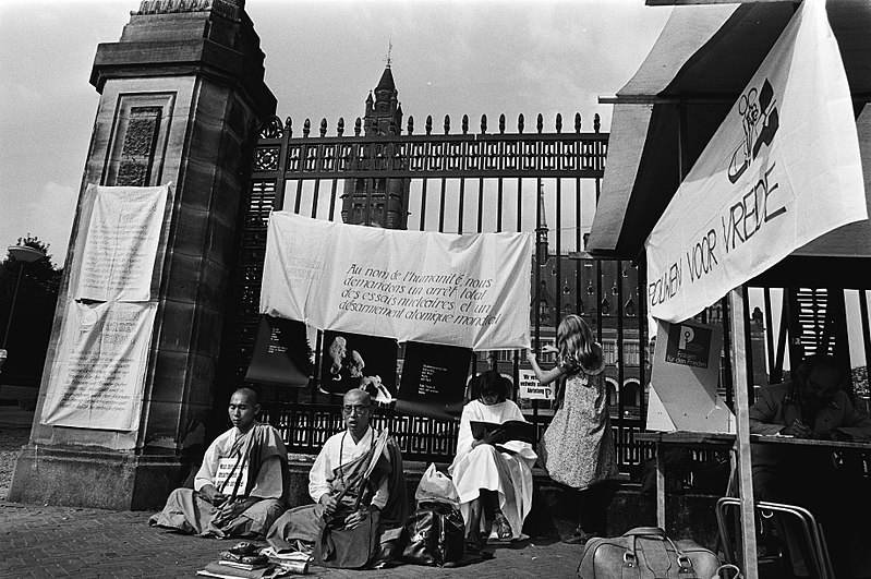 File:Twee Japanse monnikken bidden op de spandoeken staat o.a. Vrouwen voor Vrede, Bestanddeelnr 930-3876.jpg