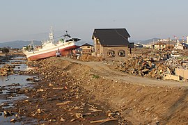 Auf dem Ufer des Kitakami-Kanals (北上運河) gestrandetes Boot im Ortsteil Ōmagari (大曲) (Foto: 24. Mai 2011)