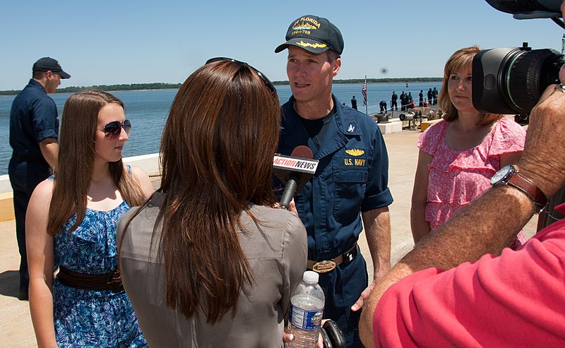 File:US Navy 110429-N-FG395-091 Capt. Thomas Calabrese, commanding officer of the Gold crew of the Ohio-class guided-missile submarine USS Florida (SSGN.jpg