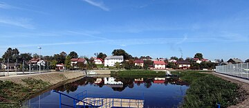 Fichier:Ulanów_-_zbiornik_wodny_i_budynki_przy_ul._Podwale_-_panorama.jpg