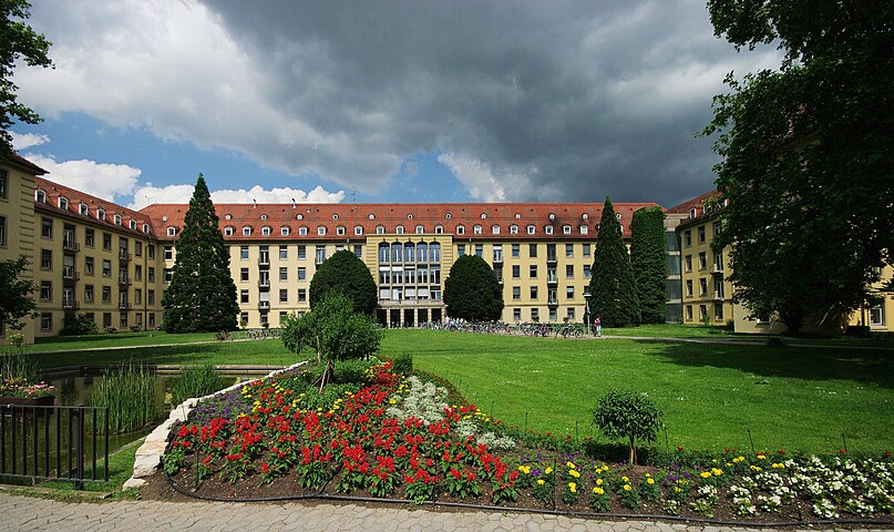 Universities in germany. Университетская клиника Фрайбурга. Фрайбург Германия Университетская клиника. Ульмский университет Германия.