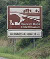 Information board on the A 9 for the open-air museum Haus im Moos ("Donaumoos Open-Air Museum and Environmental Education Center") near Karlshuld