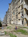 Miniatuur voor Bestand:Urban blight at the Michenzani housing project, Zanzibar town, Tanzania.JPG