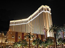 Фасад венецианского курортного отеля-казино ночью