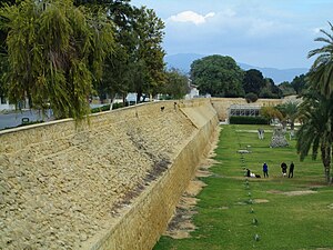 Venezianische Mauern und grüne Parks Nikosia Republik Zypern Kypros.jpg