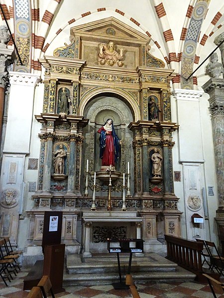 File:Vicenza, Chiesa di Santa Maria dei Servi, interno, altare laterale.jpg
