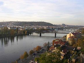 Smichov este situat pe malul stâng al Vltavei la sud de Dealul Petrin, vedere de la Vysehrad