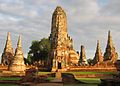 A Vat Csaivatthanaram romjainak közepén egy kukoricacső alakú sztúpa, úgynevezett prang látható, amely a Khmer Birodalom hatását mutatja.