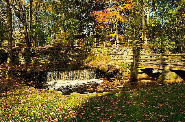 File:Waterfall_in_the_War_Memorial_Park.jpg