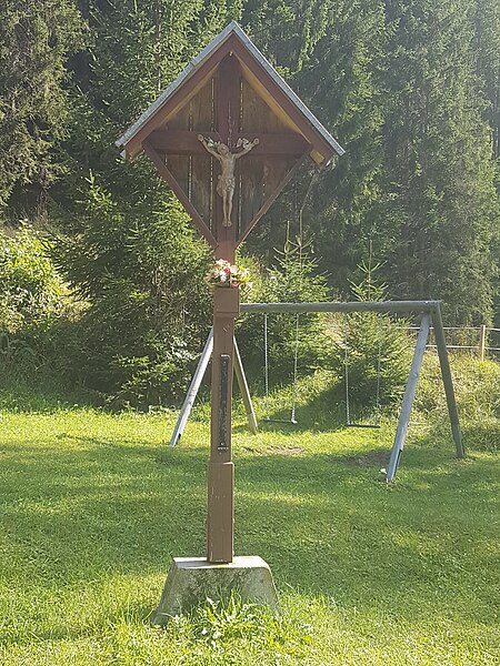 File:Wegkreuz südlich von Grießau an einem Spielplatz.jpg